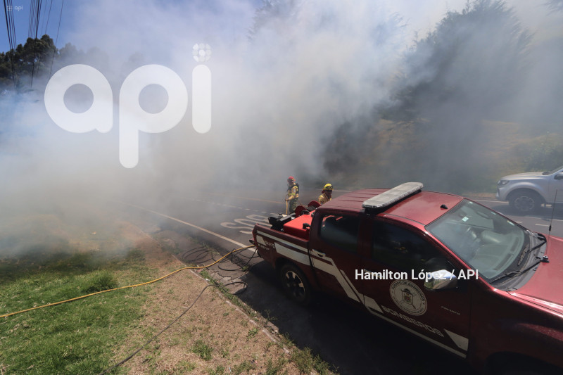 UIO-INCENDIO-CIMA-LIBERTAD