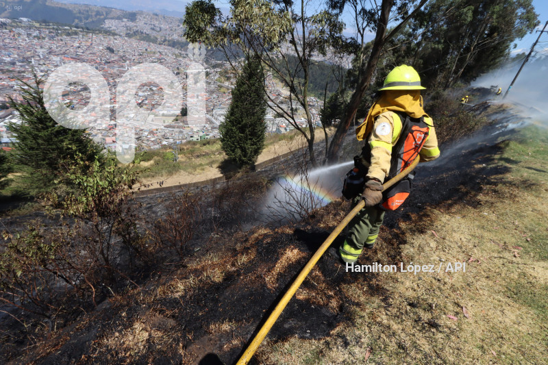 UIO-INCENDIO-CIMA-LIBERTAD