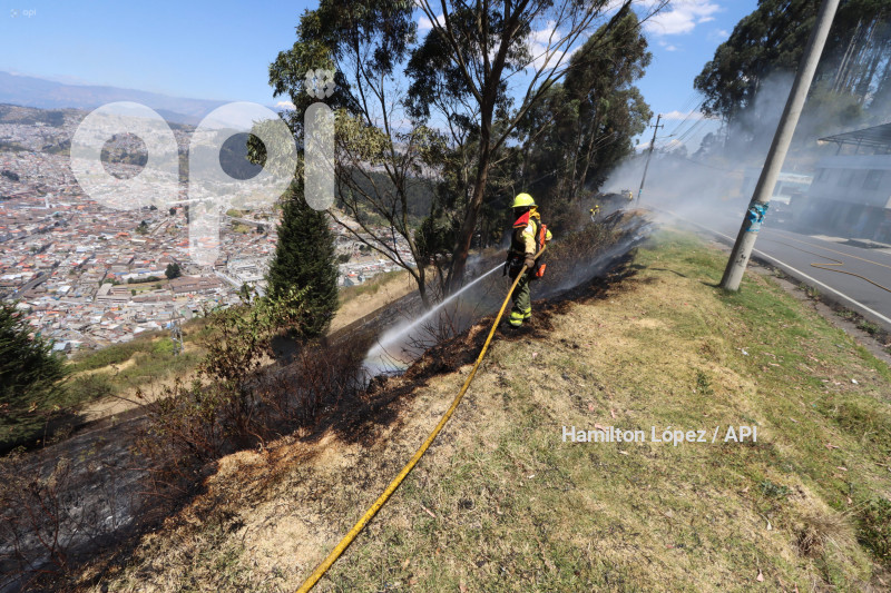 UIO-INCENDIO-CIMA-LIBERTAD