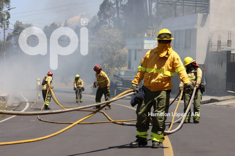 UIO-INCENDIO-CIMA-LIBERTAD