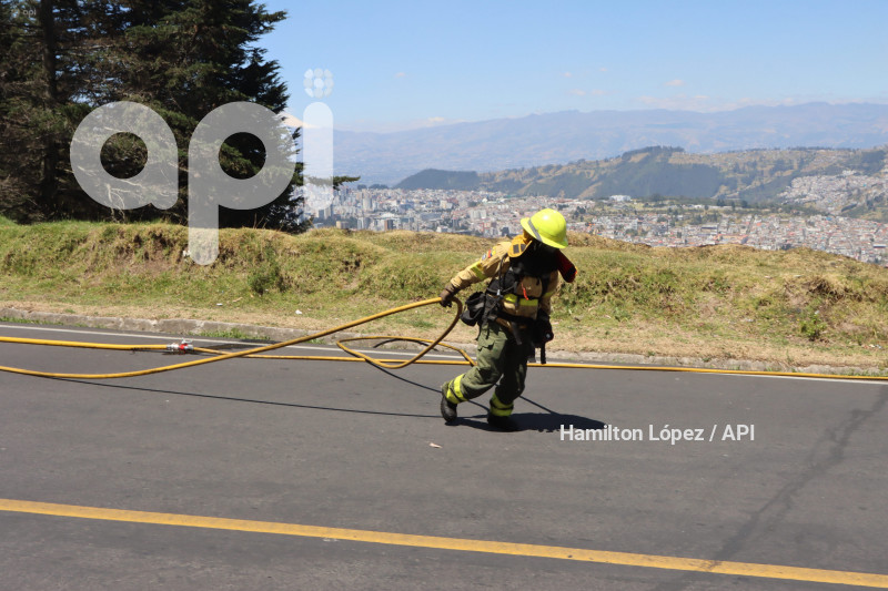 UIO-INCENDIO-CIMA-LIBERTAD