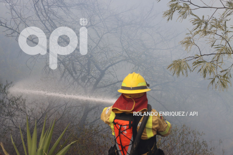 INCENDIO-VALLE-NAYON