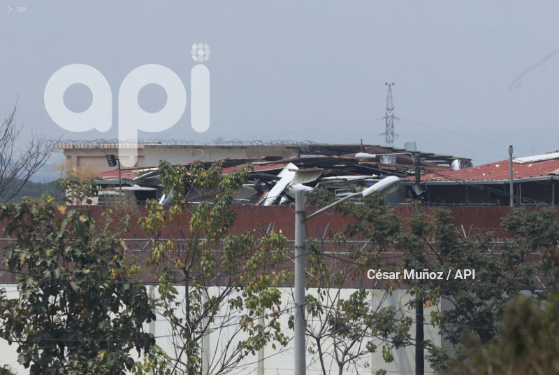 GYE-DRON EN TECHO DE CARCEL