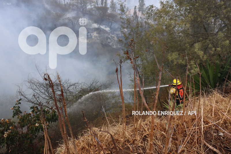 INCENDIO-VALLE-NAYON