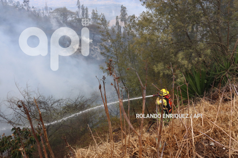 INCENDIO-VALLE-NAYON