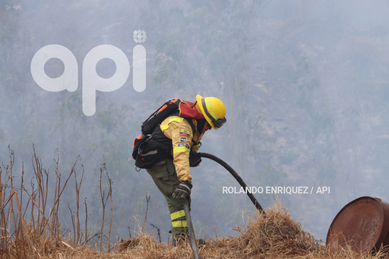 INCENDIO-VALLE-NAYON