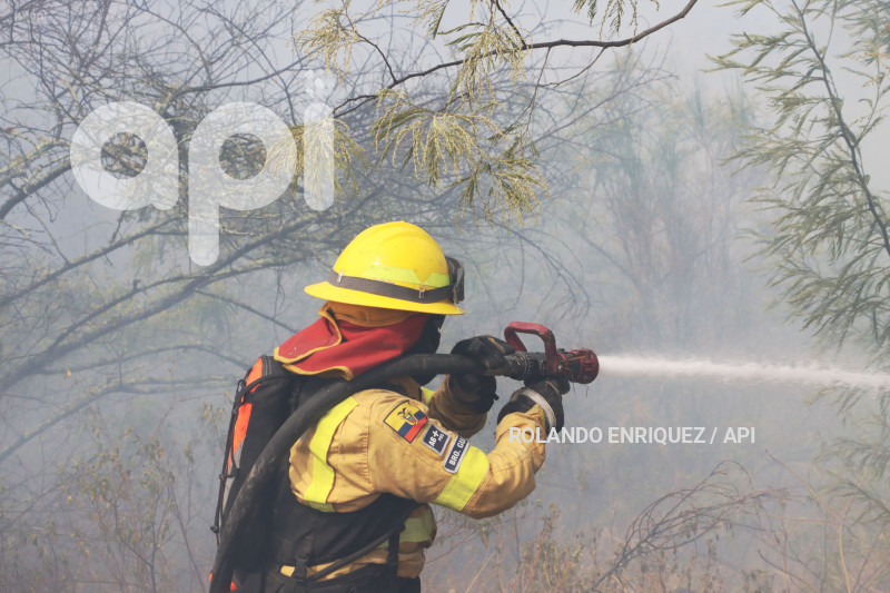 INCENDIO-VALLE-NAYON