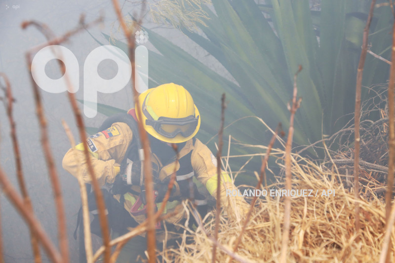 INCENDIO-VALLE-NAYON