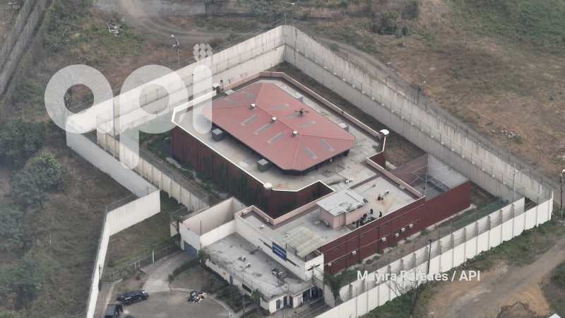GYE-DRON EN TECHO DE CARCEL