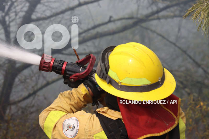 INCENDIO-VALLE-NAYON