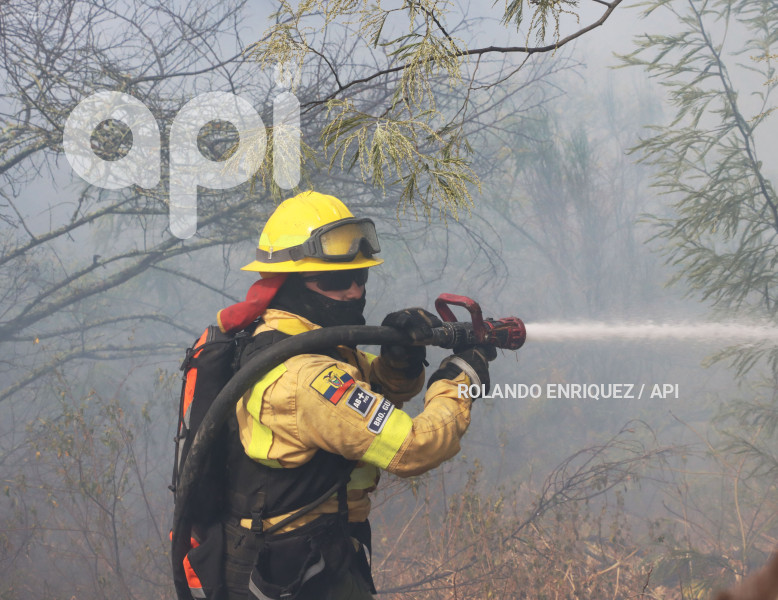 INCENDIO-VALLE-NAYON