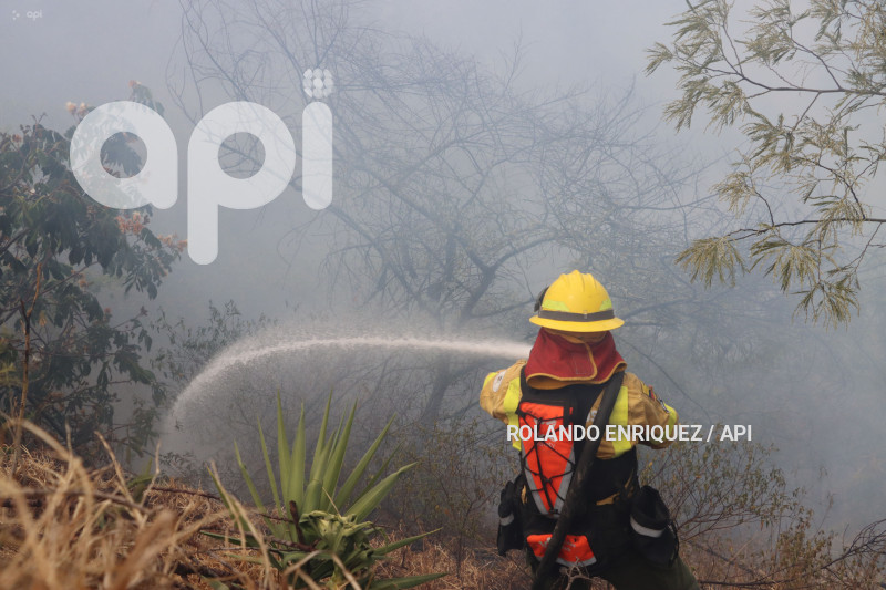 INCENDIO-VALLE-NAYON