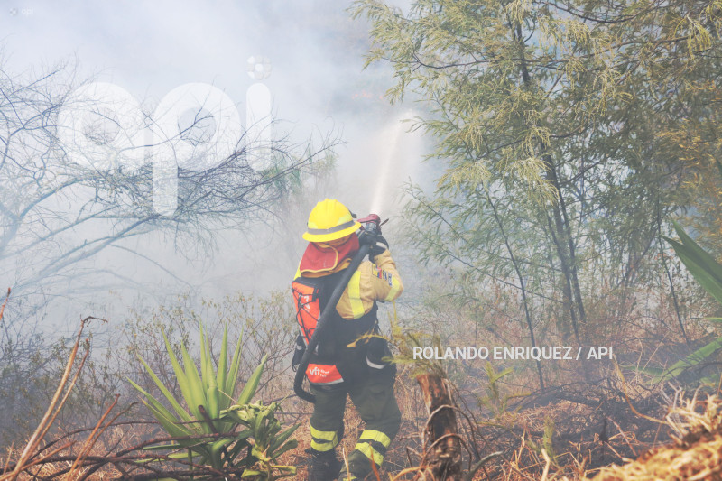 INCENDIO-VALLE-NAYON