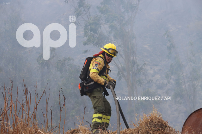 INCENDIO-VALLE-NAYON