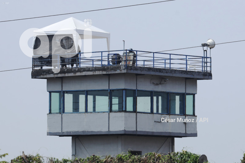 GYE-DRON EN TECHO DE CARCEL