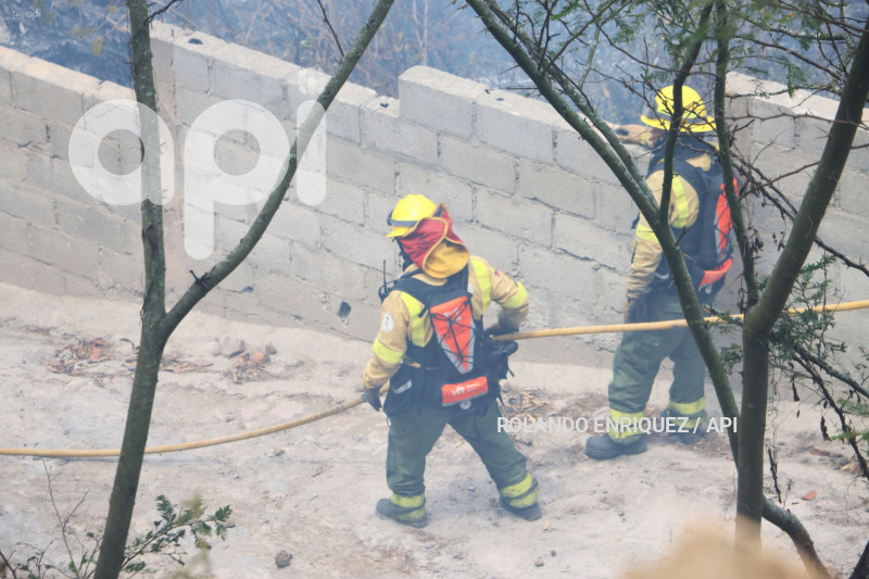 INCENDIO-VALLE-NAYON