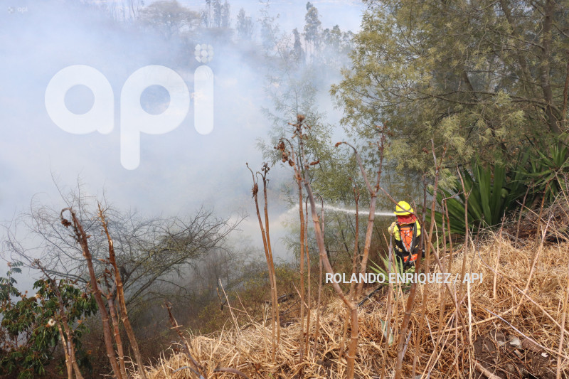 INCENDIO-VALLE-NAYON
