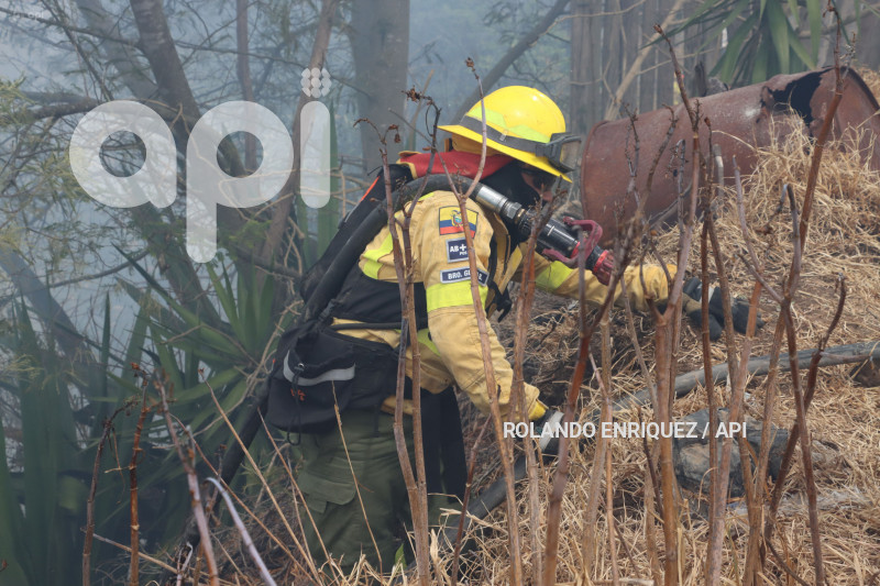 INCENDIO-VALLE-NAYON