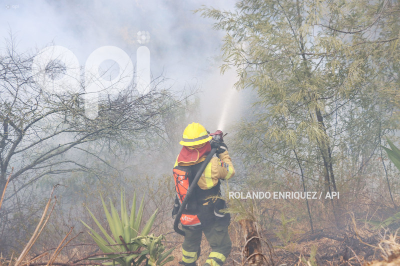 INCENDIO-VALLE-NAYON
