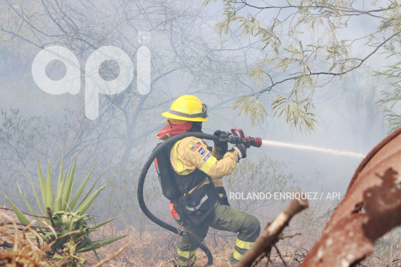 INCENDIO-VALLE-NAYON