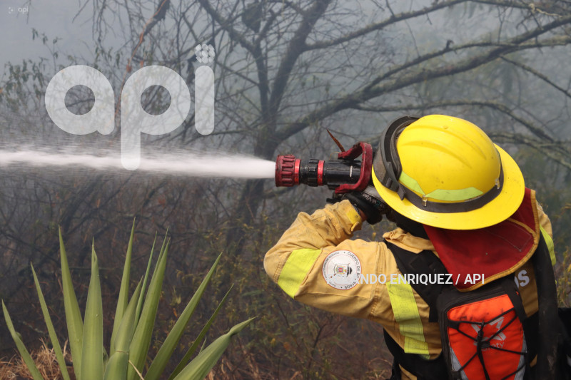 INCENDIO-VALLE-NAYON