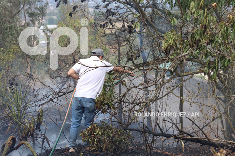 INCENDIO-VALLE-NAYON