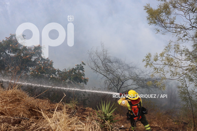 INCENDIO-VALLE-NAYON