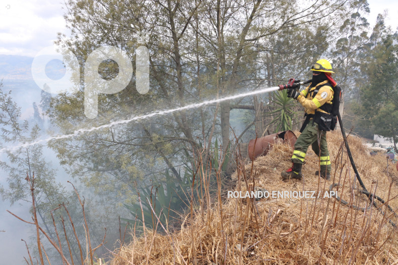 INCENDIO-VALLE-NAYON