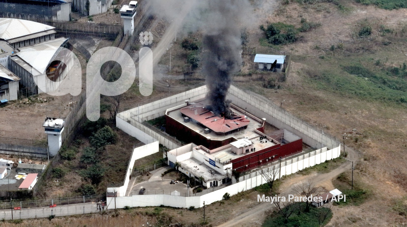 GYE-DRON EN TECHO DE CARCEL