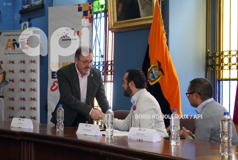 CUENCA-LANZAMIENTO DIA ORGULLO ECUATORIANO