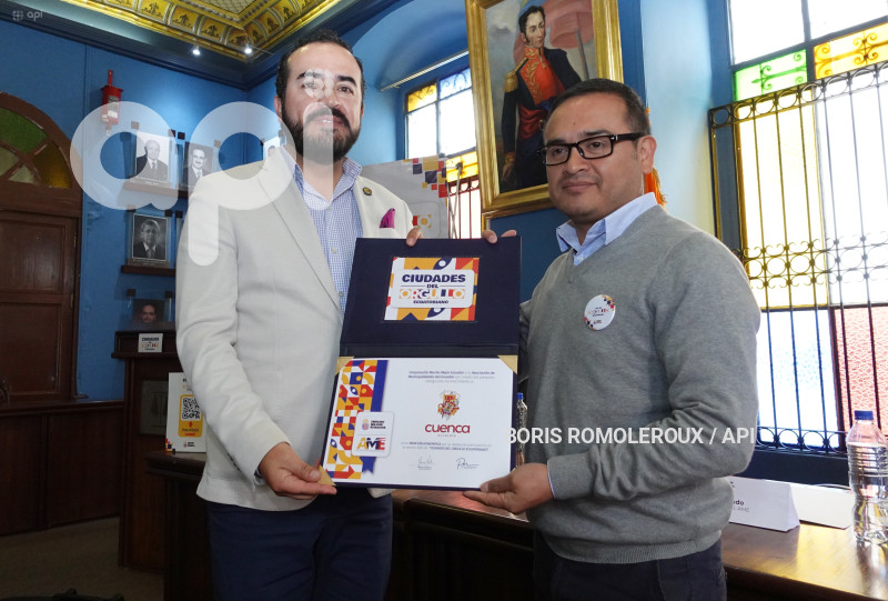 CUENCA-LANZAMIENTO DIA ORGULLO ECUATORIANO