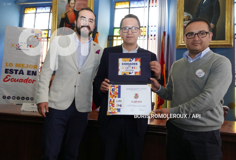 CUENCA-LANZAMIENTO DIA ORGULLO ECUATORIANO