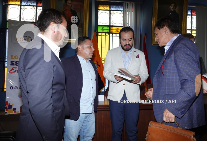 CUENCA-LANZAMIENTO DIA ORGULLO ECUATORIANO