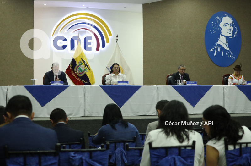 UIO- APROBACION CONVOCATORIA CNE