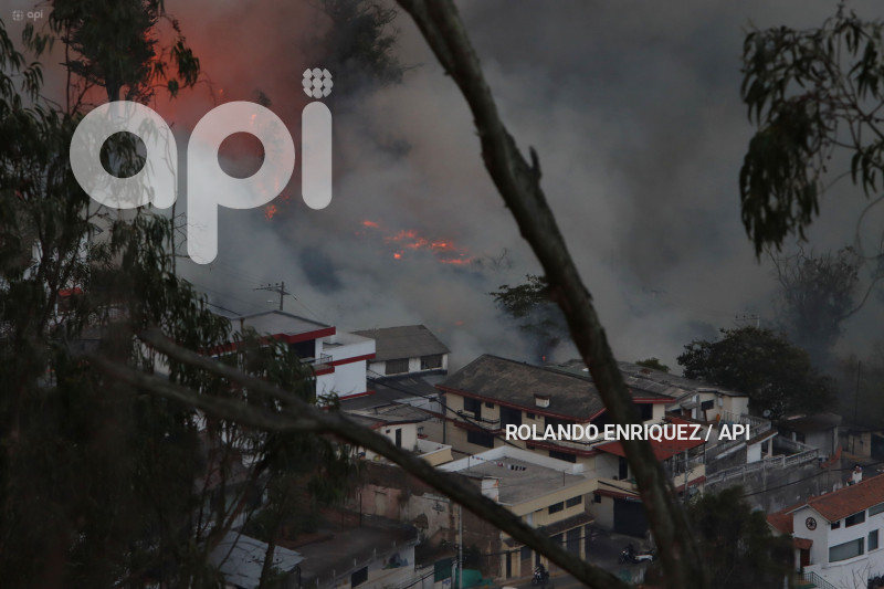 INCENDIO-QUITO-GUAPULO