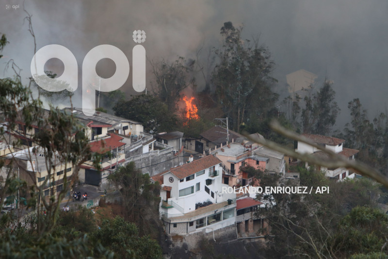 INCENDIO-QUITO-GUAPULO