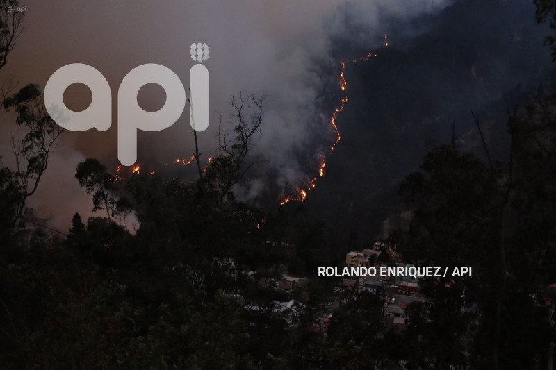 INCENDIO-QUITO-GUAPULO