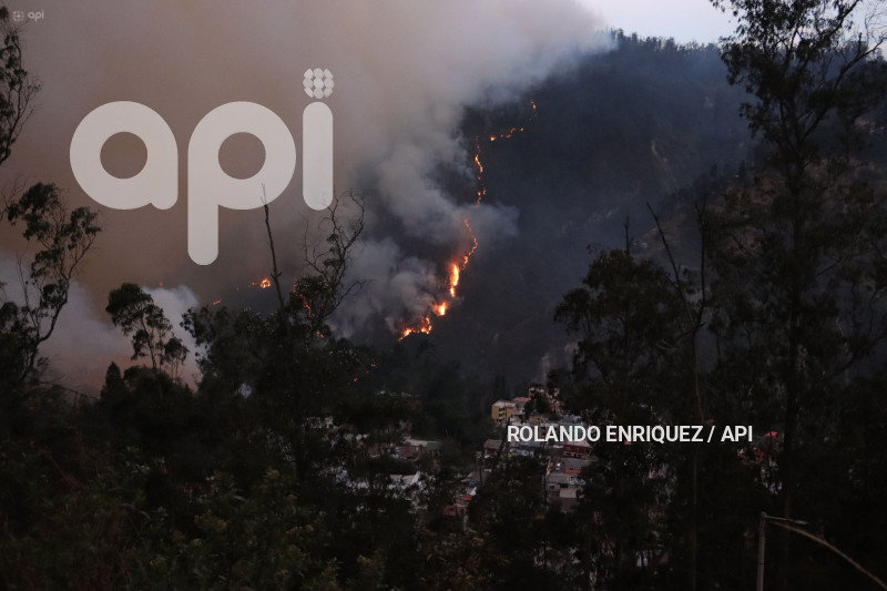 INCENDIO-QUITO-GUAPULO