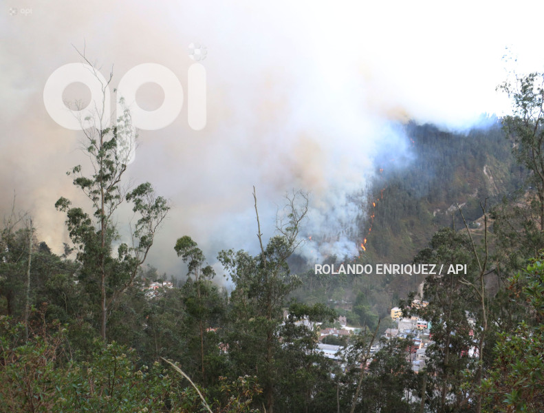 INCENDIO-QUITO-GUAPULO