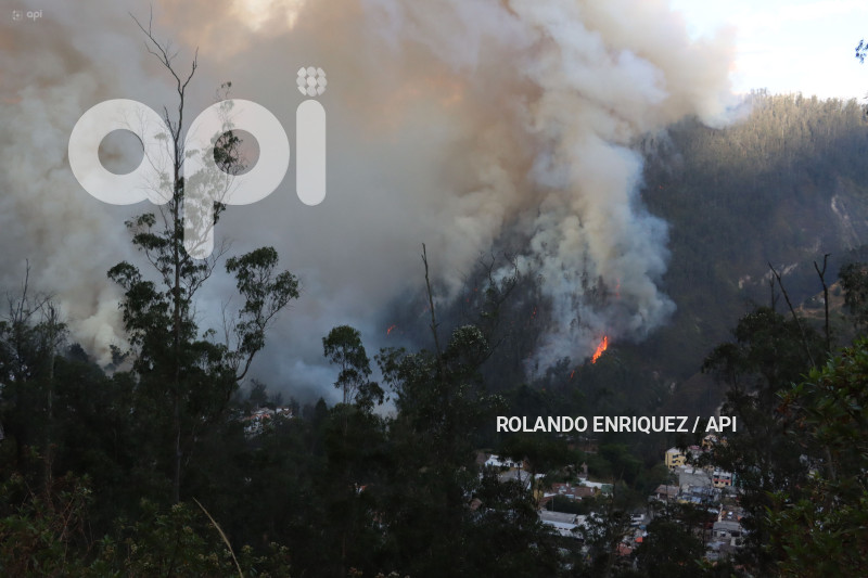INCENDIO-QUITO-GUAPULO