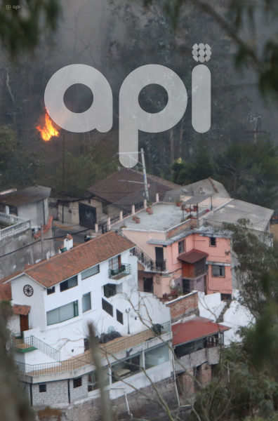 INCENDIO-QUITO-GUAPULO