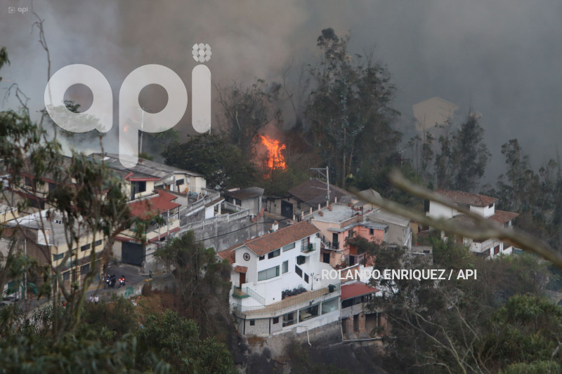 INCENDIO-QUITO-GUAPULO