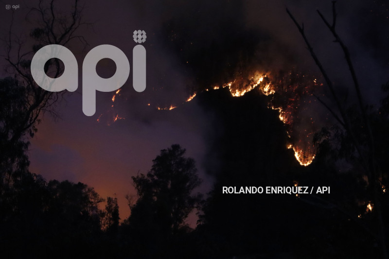 INCENDIO-QUITO-GUAPULO