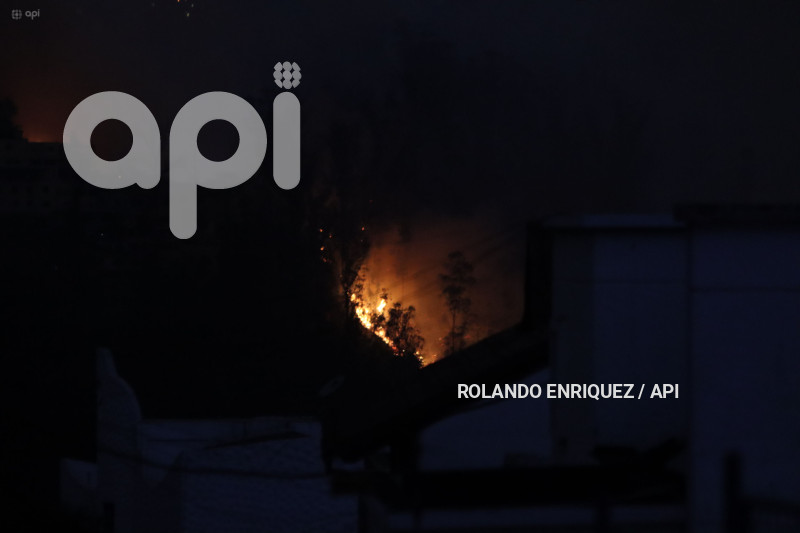 INCENDIO-QUITO-GUAPULO