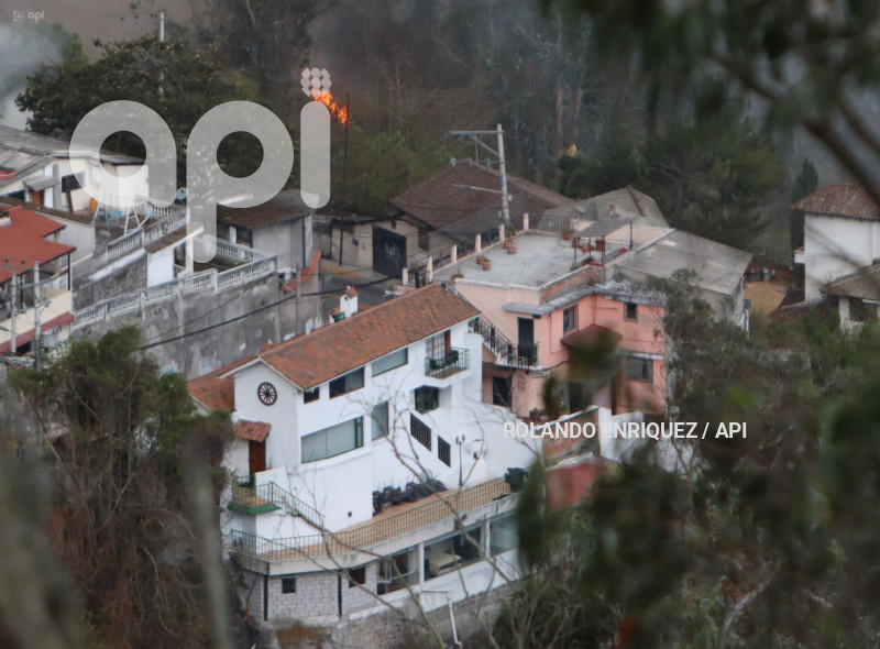 INCENDIO-QUITO-GUAPULO
