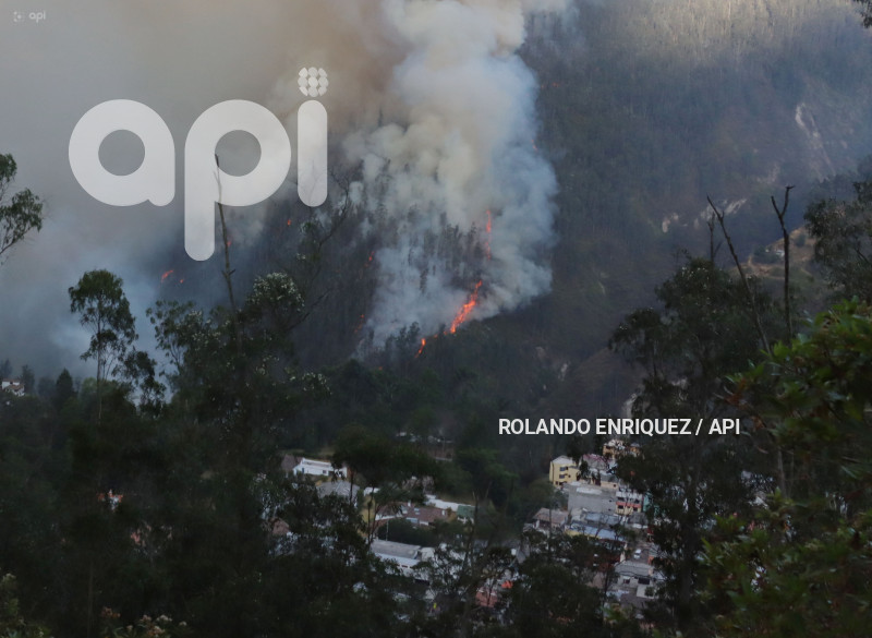 INCENDIO-QUITO-GUAPULO