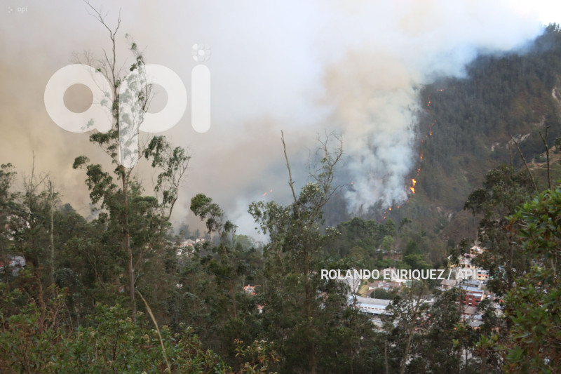 INCENDIO-QUITO-GUAPULO