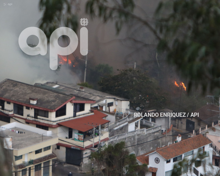 INCENDIO-QUITO-GUAPULO