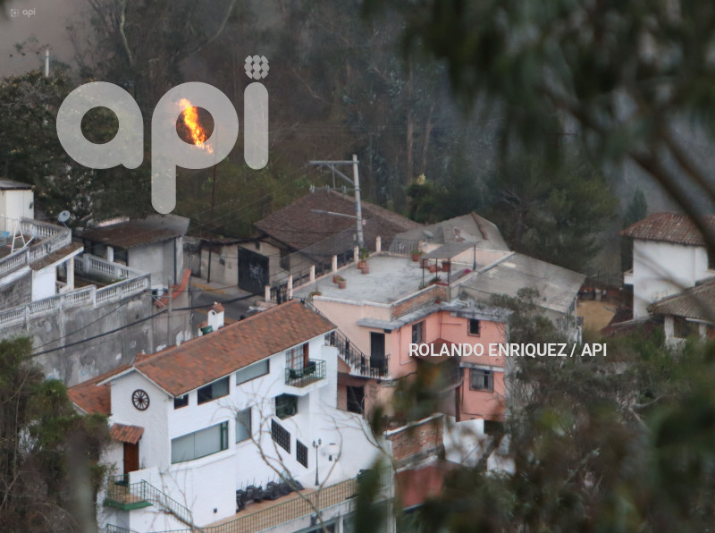 INCENDIO-QUITO-GUAPULO