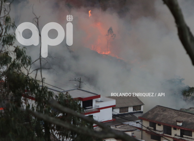 INCENDIO-QUITO-GUAPULO